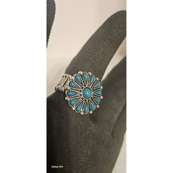 Paparazzi Poppy Cluster Green Ring One Size fits most - Picture 2 of 3